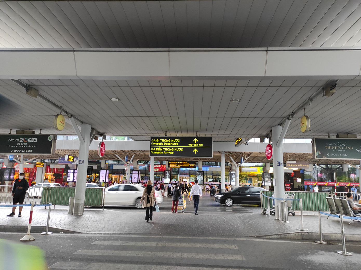 Lúc 17h ngày 2/1, khu vực ga đi quốc nội - sân bay Tân Sơn Nhất khá thông thoáng. Lúc 17h ngày 2/1, khu vực ga đi quốc nội - sân bay Tân Sơn Nhất khá thông thoáng.