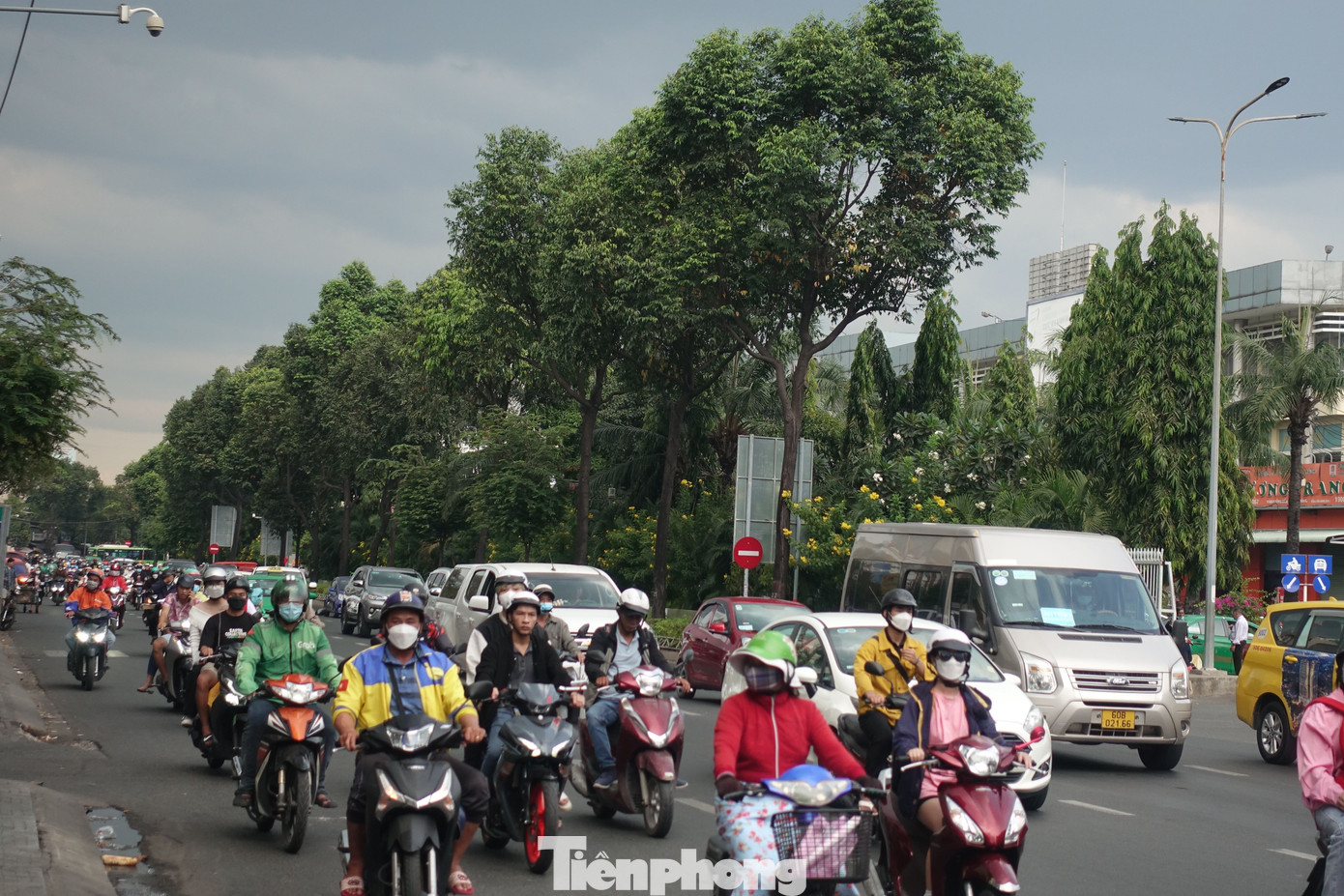 Chiều 2/1, lượng phương tiện trên các tuyến đường xung quanh bến xe Miền Đông (quận Bình Thạnh) tăng vọt trong giờ cao điểm. Chiều 2/1, lượng phương tiện trên các tuyến đường xung quanh bến xe Miền Đông (quận Bình Thạnh) tăng vọt trong giờ cao điểm.