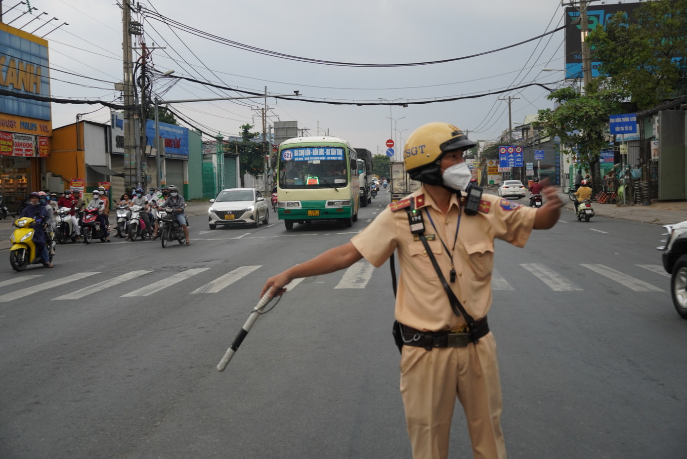 Lực lượng CSGT có mặt ở những nút giao thông đông phương tiện để điều tiết và hướng dẫn giao thông. Ảnh: PC08 cung cấp Lực lượng CSGT có mặt ở những nút giao thông đông phương tiện để điều tiết và hướng dẫn giao thông. Ảnh: PC08 cung cấp