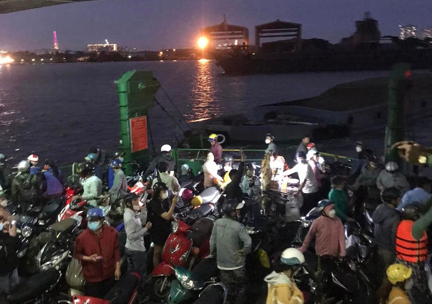 Thời điểm xảy ra sự cố va chạm, trên phà Cát Lái B chở hàng chục hành khách cùng xe máy, ôtô. Thời điểm xảy ra sự cố va chạm, trên phà Cát Lái B chở hàng chục hành khách cùng xe máy, ôtô.