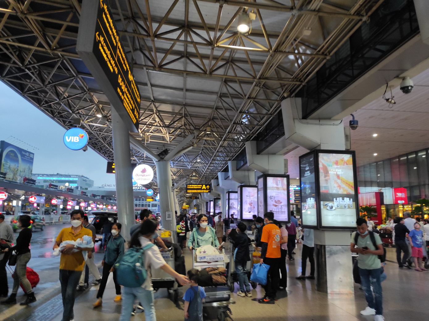 Đến khoảng 18h, lượng hành khách đi và đến tại sân bay tăng vọt. Tuy nhiên, không xảy ra tình trạng ùn ứ. Đến khoảng 18h, lượng hành khách đi và đến tại sân bay tăng vọt. Tuy nhiên, không xảy ra tình trạng ùn ứ.