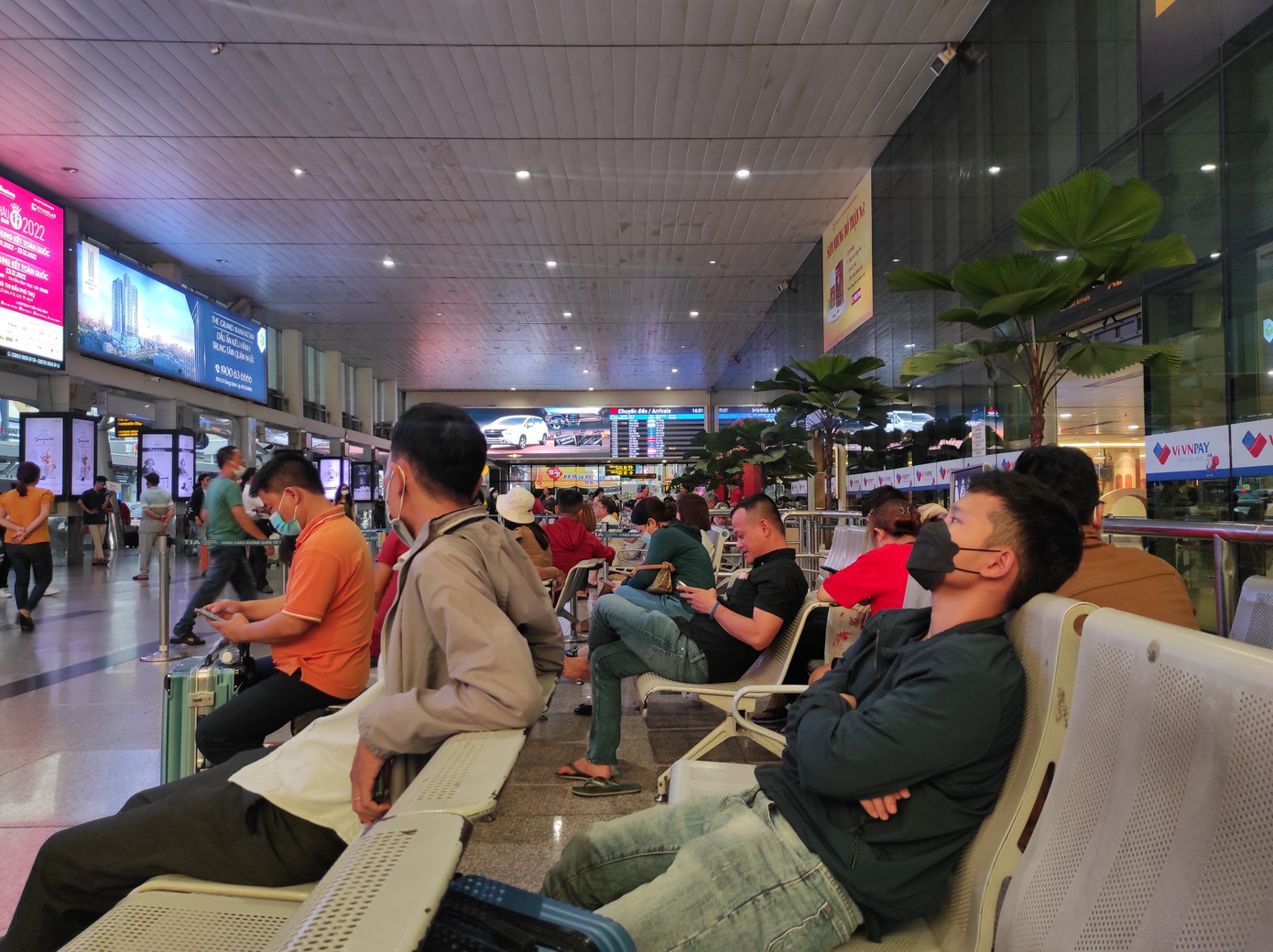 Khu vực chờ bên ngoài ga đến không xảy ra tình trạng quá tải. Khu vực chờ bên ngoài ga đến không xảy ra tình trạng quá tải.