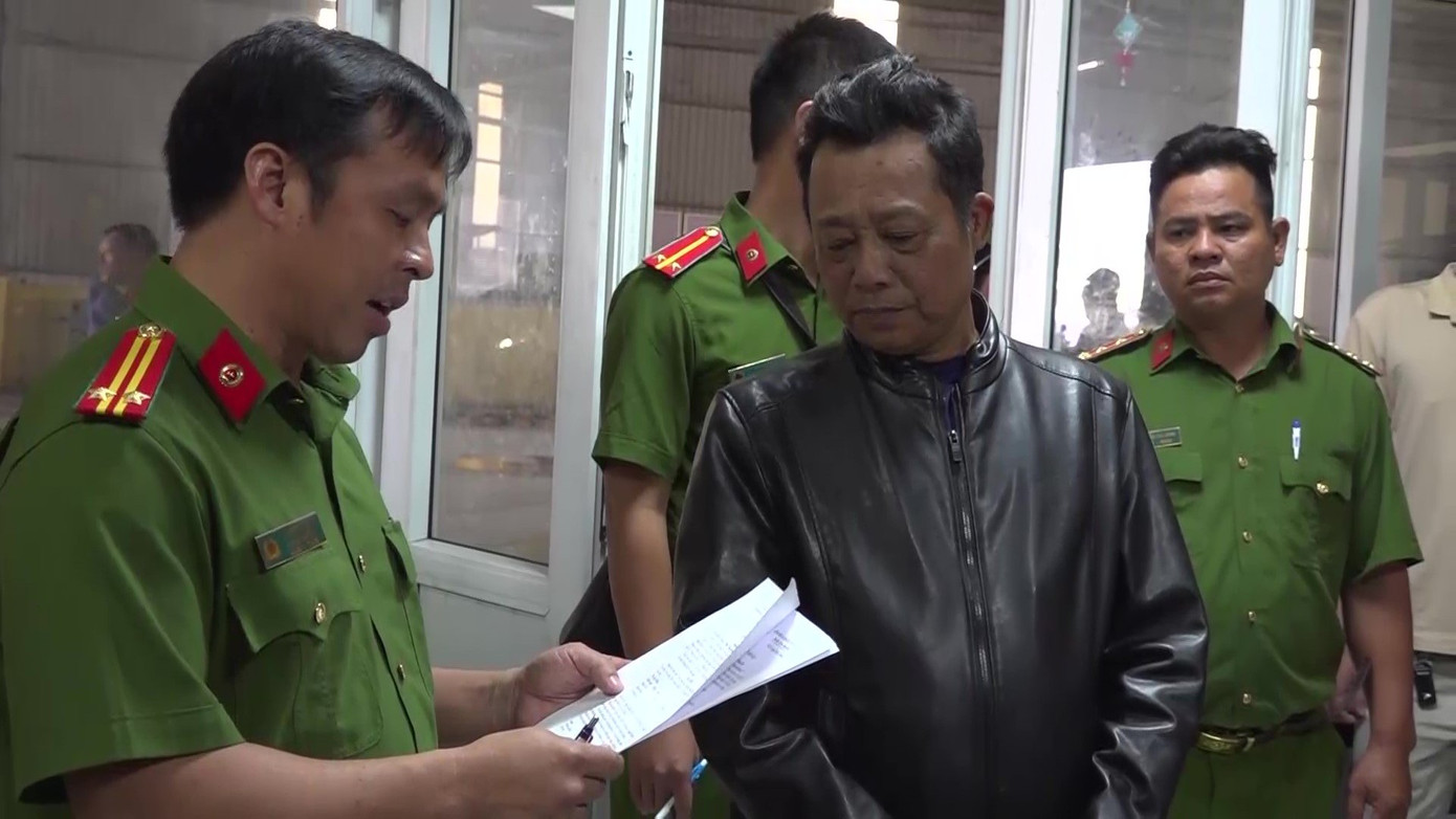 Công an đọc lệnh bắt giữ bị can Hồ Hữu Tài. Ảnh: Công an cung cấp Công an đọc lệnh bắt giữ bị can Hồ Hữu Tài. Ảnh: Công an cung cấp