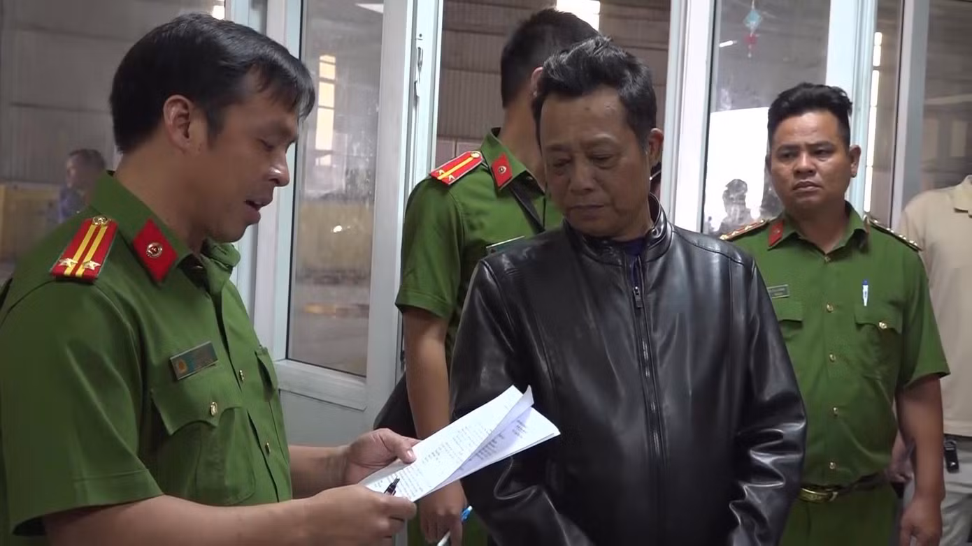Công an đọc lệnh bắt giữ bị can Hồ Hữu Tài. Ảnh: Công an cung cấp