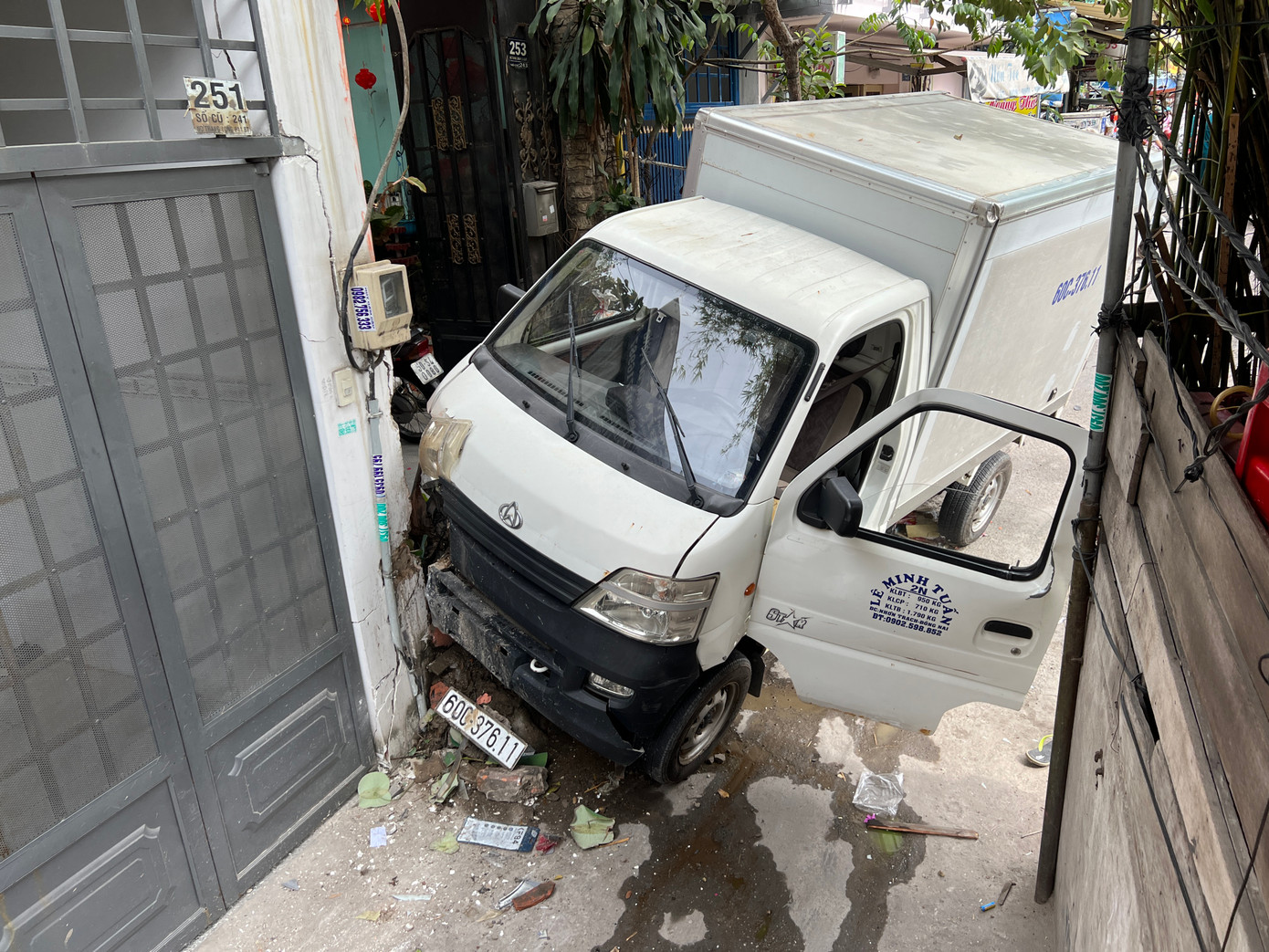 Xe ô tô tải tại hiện trường. Xe ô tô tải tại hiện trường.