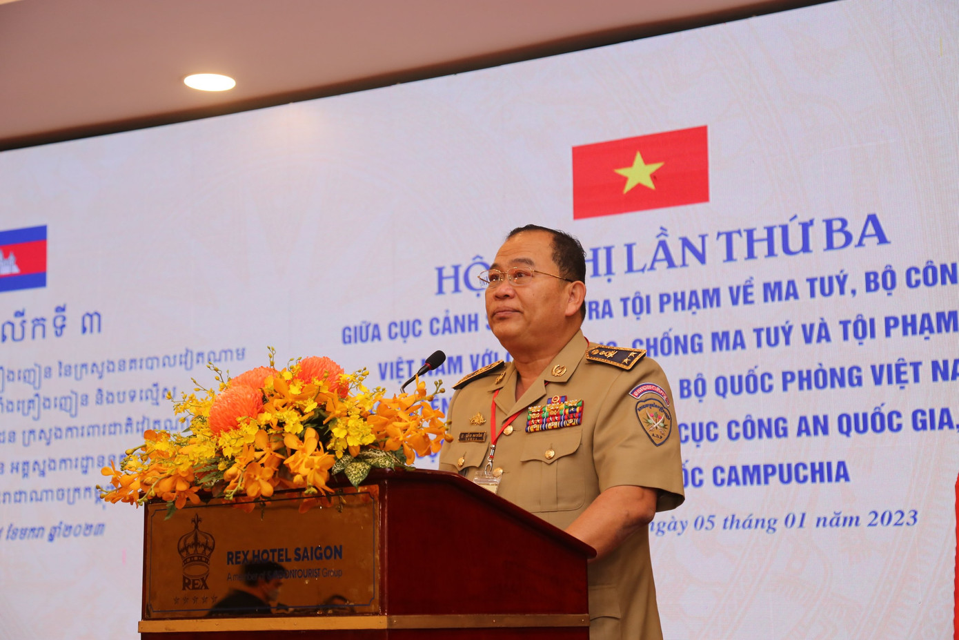 Trung tướng Khing Sarat, Cục trưởng Cục Chống ma túy, Tổng cục Công an quốc gia, Bộ Nội vụ Vương quốc Campuchia, phát biểu tại hội nghị. Trung tướng Khing Sarat, Cục trưởng Cục Chống ma túy, Tổng cục Công an quốc gia, Bộ Nội vụ Vương quốc Campuchia, phát biểu tại hội nghị.