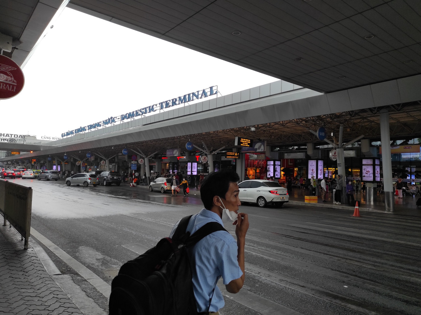 Trong ngày 2/1, Cảng HKQT Tân Sơn Nhất dự kiến phục vụ 115.803 hành khách với tổng số 701 chuyến bay. Cao điểm chiều tối sau 17h, lượng hành khách có mặt tại sân bay duy trì ở mức cao, từ 2000 - 2400 người/giờ. Trong ngày 2/1, Cảng HKQT Tân Sơn Nhất dự kiến phục vụ 115.803 hành khách với tổng số 701 chuyến bay. Cao điểm chiều tối sau 17h, lượng hành khách có mặt tại sân bay duy trì ở mức cao, từ 2000 - 2400 người/giờ.