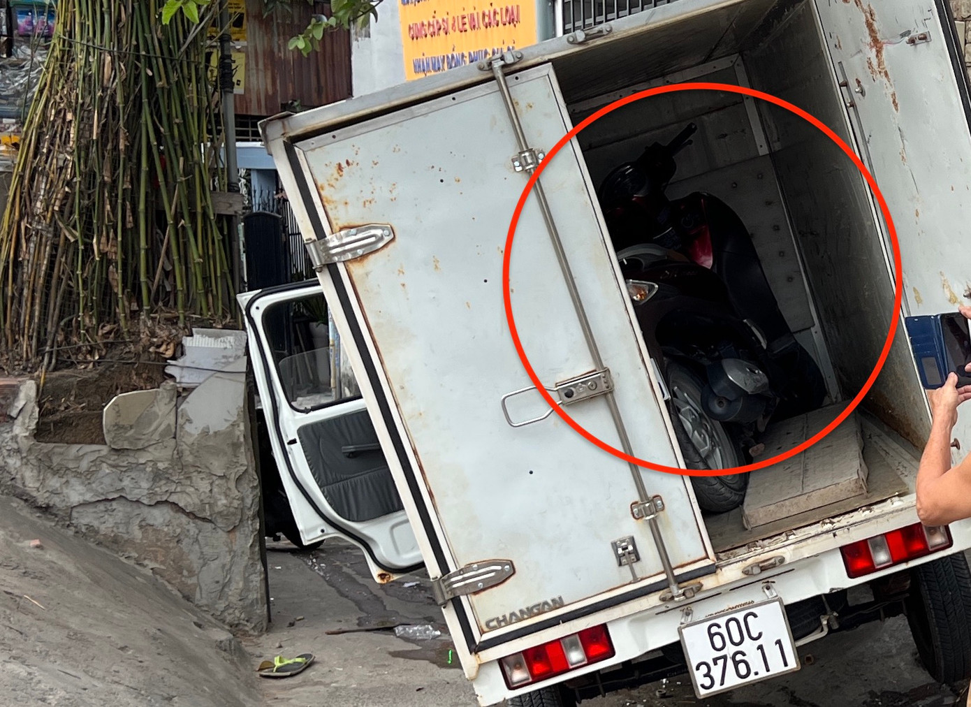 Chiếc xe máy của anh T. được tìm thấy bên trong thùng xe tải gây ra vụ tai nạn. Chiếc xe máy của anh T. được tìm thấy bên trong thùng xe tải gây ra vụ tai nạn.