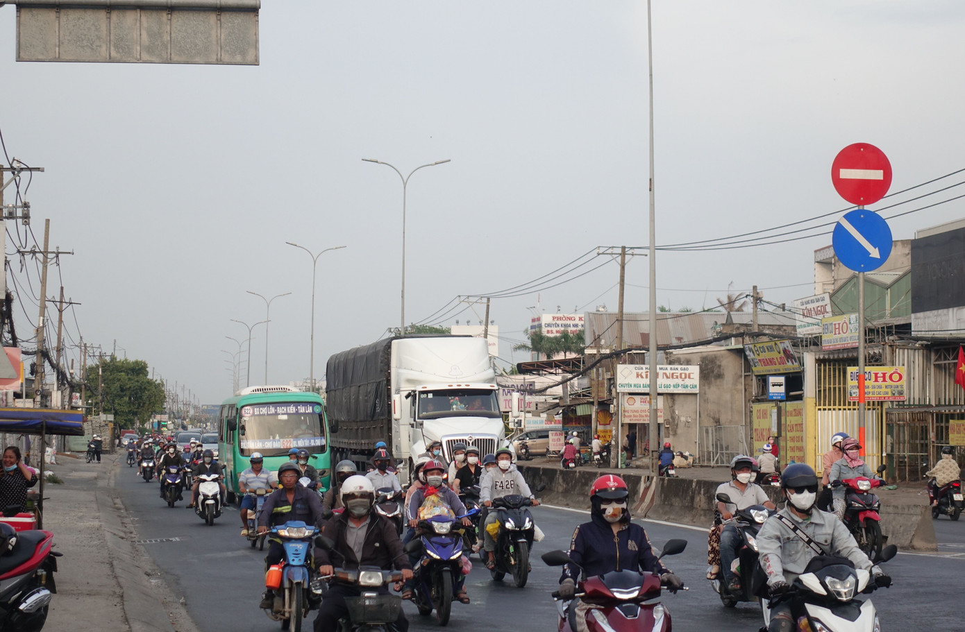 Lượng phương tiện đông đúc ở khu vực cửa ngõ phía Tây TPHCM vào buổi chiều 2/1. Lượng phương tiện đông đúc ở khu vực cửa ngõ phía Tây TPHCM vào buổi chiều 2/1.