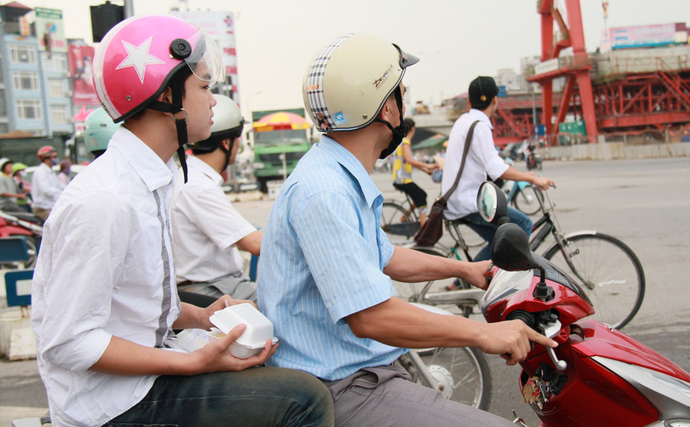 Không có nhiều thời gian, một sĩ tử tranh thủ ăn luôn trên xe. Ảnh: Trường Phong 
