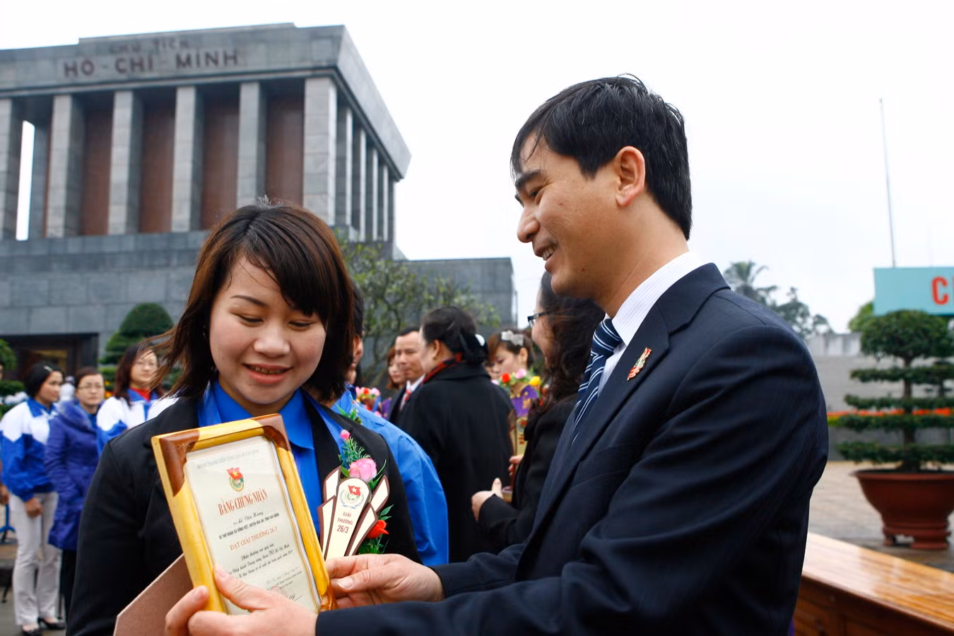 Bí thư TƯ Đoàn Dương Văn An trao giải thưởng 26-3 cho các thủ lĩnh Đoàn cơ sở