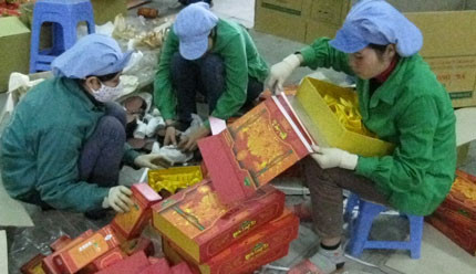 Công nhân Nhà máy chè Tân Cương - Hoàng Bình đóng gói chè cung cấp cho thị trường