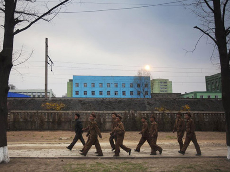 Một nhóm người đi trên đường phố thủ đô