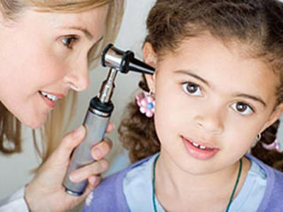 Để phòng tránh viêm ống tai ngoài, có thể dùng nút ống tai ngoài khi bơi lội hoặc khi tắm