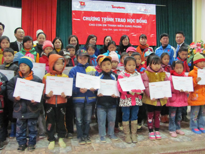 Các em nhỏ biên giới xã Trùng Khánh (Lạng Sơn) nhận học bổng. Ảnh: D.C