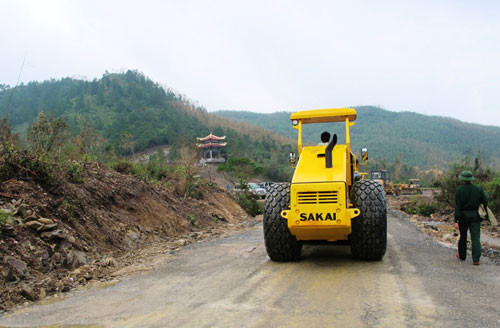 Máy lu tiến hành lu đường vào khu vực an táng lần cuối cùng