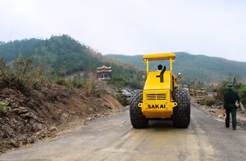 Máy lu tiến hành lu đường vào khu vực an táng lần cuối cùng