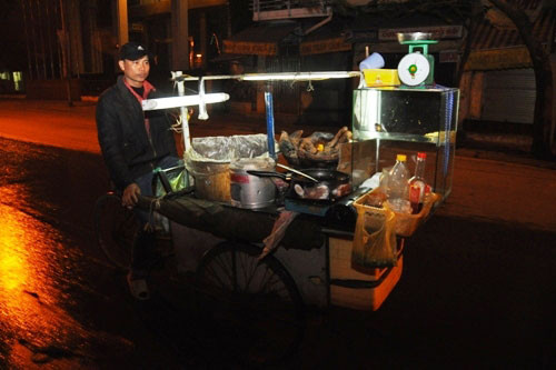 Những người bán bắp dạo đạp xe suốt đêm để rao ngô, khoai