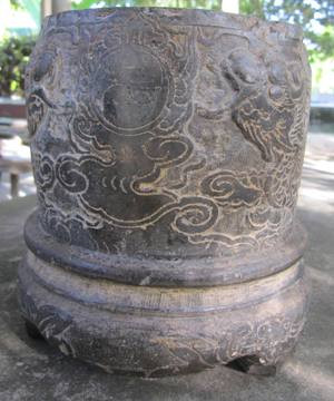 Trang trí họa tiết chạm khắc cổ mặt trước Lư hương