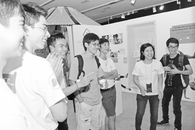 Các bạn trẻ vui vẻ chia sẻ thông tin tại khu trưng bày