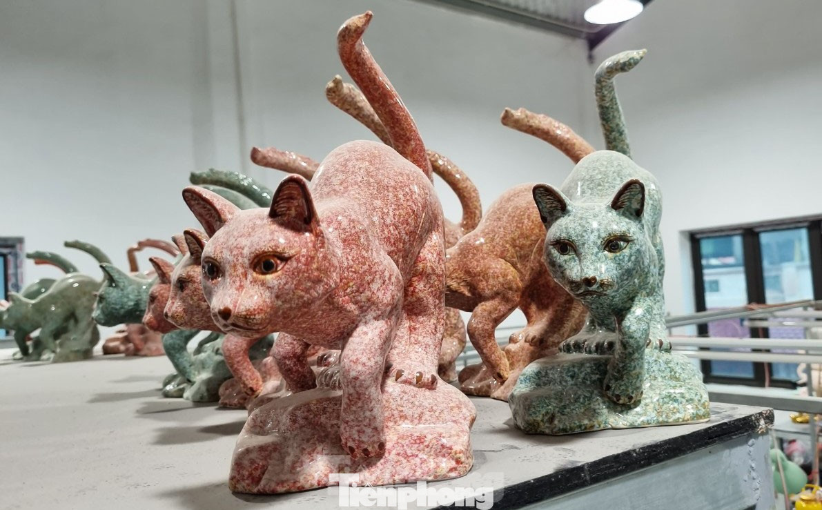 Để cho ra một sản phẩm mèo gốm, người sản xuất phải thực hiện nhiều công đoạn, từ tạo hình nặn cốt, gọt tỉa, khắc họa... rất cầu kì; sau đó, đem sản phẩm đi nung ở nhiệt độ 1.200 độ C.