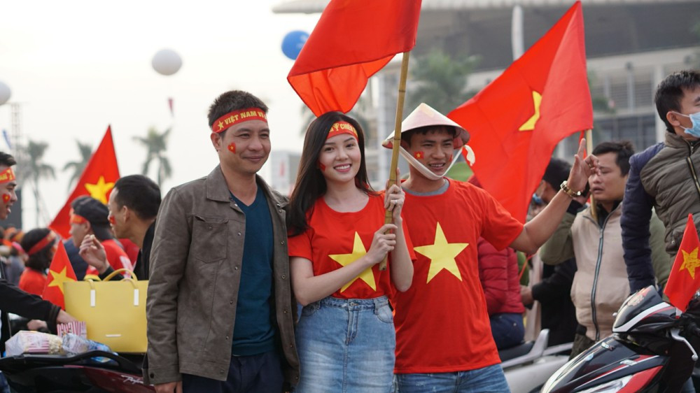 Cổ động viên vỡ òa sau bàn mở tỷ số của Anh Đức ảnh 15