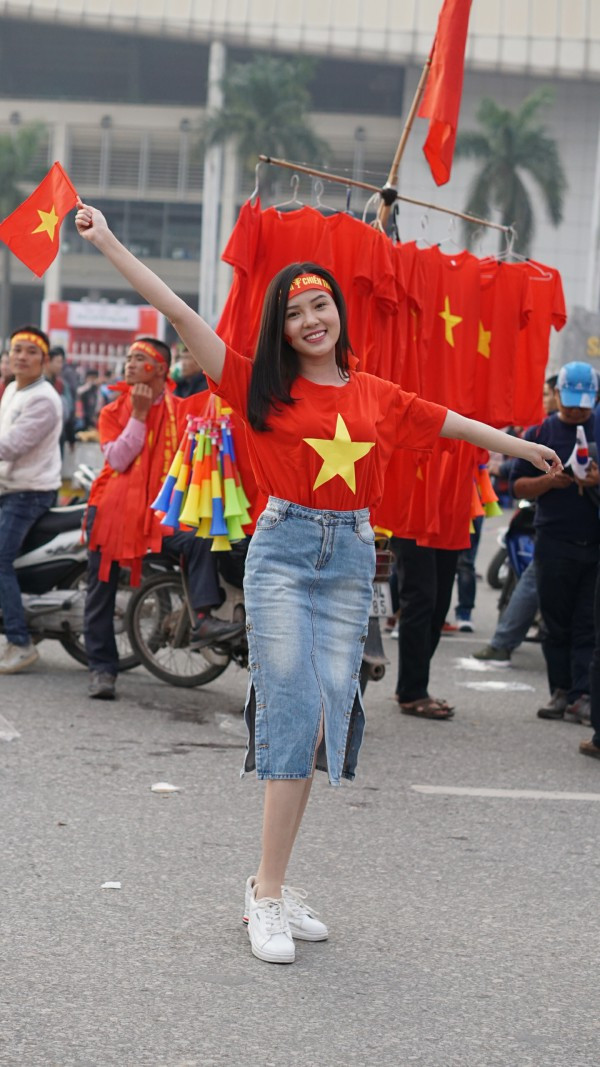 Huỳnh Thúy Vi: Sắc đỏ nhuộm quanh sân Mỹ Đình, không còn cảm giác lạnh ảnh 1