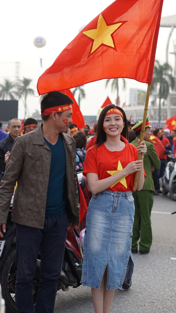 Huỳnh Thúy Vi: Sắc đỏ nhuộm quanh sân Mỹ Đình, không còn cảm giác lạnh ảnh 2