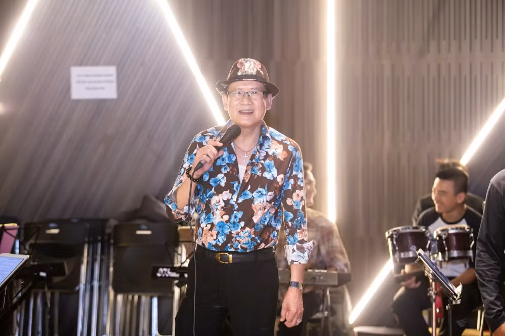 Fan bất ngờ tổ chức sinh nhật cho Tuấn Vũ trước thềm liveshow ảnh 2