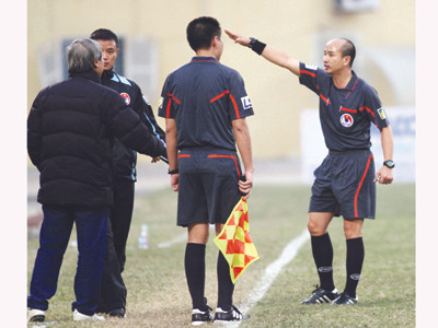 Trọng tài Quốc Hưng từng “mời” ông Lê Thụy Hải lên khán đài ở vòng 2. Ảnh: VSI. Trọng tài Quốc Hưng từng “mời” ông Lê Thụy Hải lên khán đài ở vòng 2 Ảnh: VSI