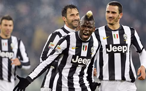 Paul Pogba với mái tóc chỏm giữa được nhuộm highlight màu vàng