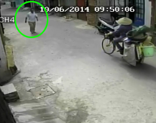 Tên trộm dễ dàng 'nẫng' chiếc Vespa LX dựng lề đường ảnh 5