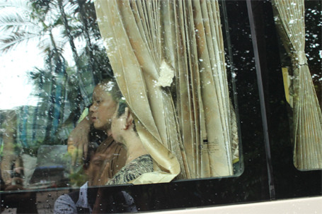 Đỏ hoe mắt tiễn 12 trẻ em, người già rời chùa Bồ Đề ảnh 6