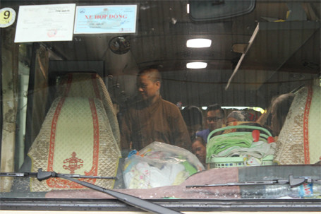 Đỏ hoe mắt tiễn 12 trẻ em, người già rời chùa Bồ Đề ảnh 5