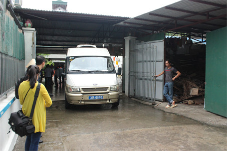 Đỏ hoe mắt tiễn 12 trẻ em, người già rời chùa Bồ Đề ảnh 10