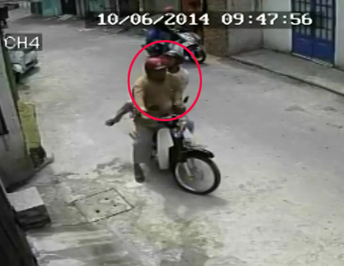 Tên trộm dễ dàng 'nẫng' chiếc Vespa LX dựng lề đường ảnh 1