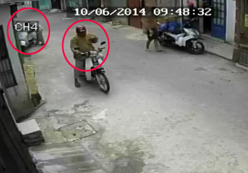 Tên trộm dễ dàng 'nẫng' chiếc Vespa LX dựng lề đường ảnh 2