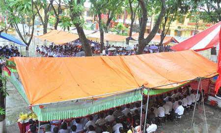 Khai giảng dưới mưa tầm tã đón bộ trưởng ảnh 5