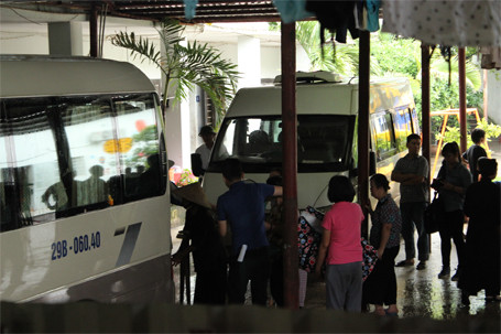 Đỏ hoe mắt tiễn 12 trẻ em, người già rời chùa Bồ Đề ảnh 1