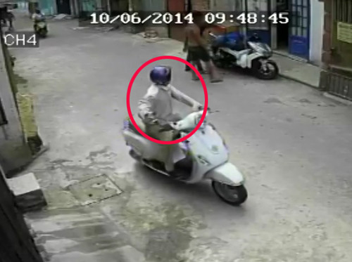 Tên trộm dễ dàng 'nẫng' chiếc Vespa LX dựng lề đường ảnh 4