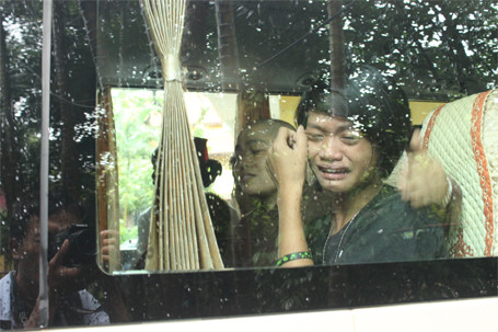 Đỏ hoe mắt tiễn 12 trẻ em, người già rời chùa Bồ Đề ảnh 8