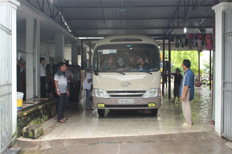 Đỏ hoe mắt tiễn 12 trẻ em, người già rời chùa Bồ Đề ảnh 4