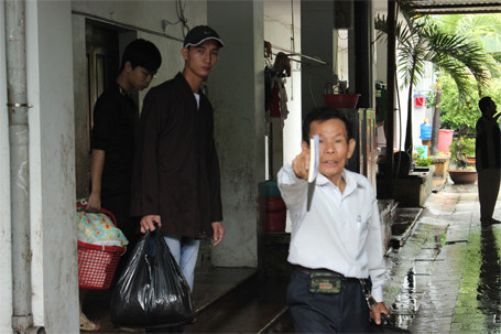 Đỏ hoe mắt tiễn 12 trẻ em, người già rời chùa Bồ Đề ảnh 12