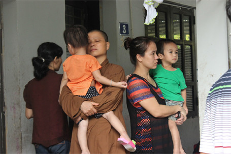 Đỏ hoe mắt tiễn 12 trẻ em, người già rời chùa Bồ Đề ảnh 3