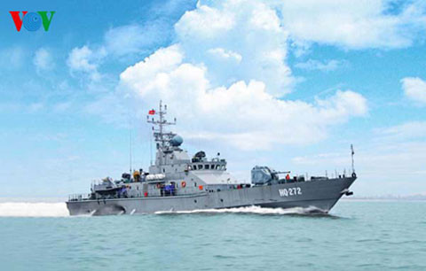 Cùng đảm nhiệm vai trò tương tự Svetlyak còn có tàu pháo TT-400TP – niềm tự hào của nền công nghiệp quốc phòng Việt Nam. Con tàu do nhà máy Z173 Hồng Hà (Tổng cục Công nghiệp Quốc phòng) tự thiết kế và đóng mới