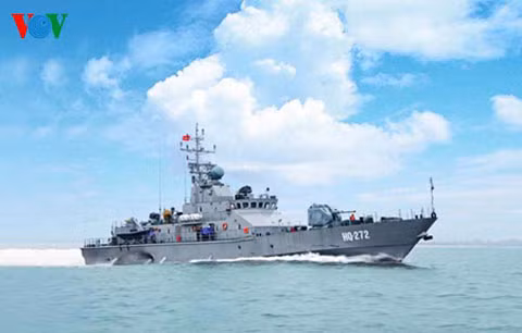 Cùng đảm nhiệm vai trò tương tự Svetlyak còn có tàu pháo TT-400TP – niềm tự hào của nền công nghiệp quốc phòng Việt Nam. Con tàu do nhà máy Z173 Hồng Hà (Tổng cục Công nghiệp Quốc phòng) tự thiết kế và đóng mới