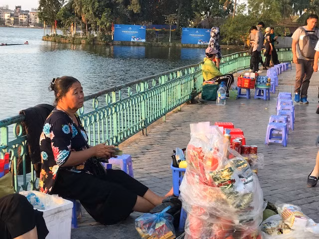 Hàng quán nhếch nhác, du khách bị mắng xa xả trên đường Thanh Niên ảnh 1