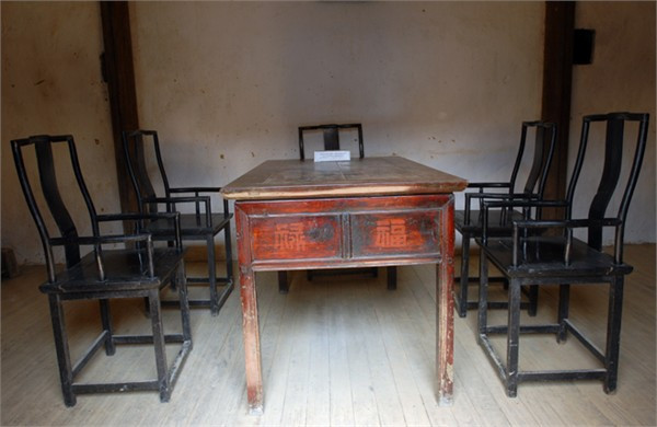 Hầu như những vật dụng trang trí trong khu nhà Vương vẫn còn được bảo tồn