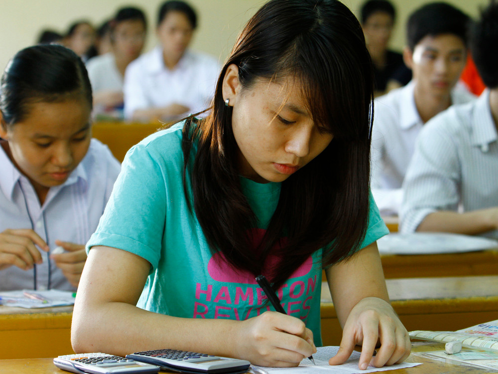Thí sinh làm bài thi môn Hóa học sáng nay, 5/7 tại Trường Đại học Bách Khoa Hà Nội. Ảnh: Như Ý
