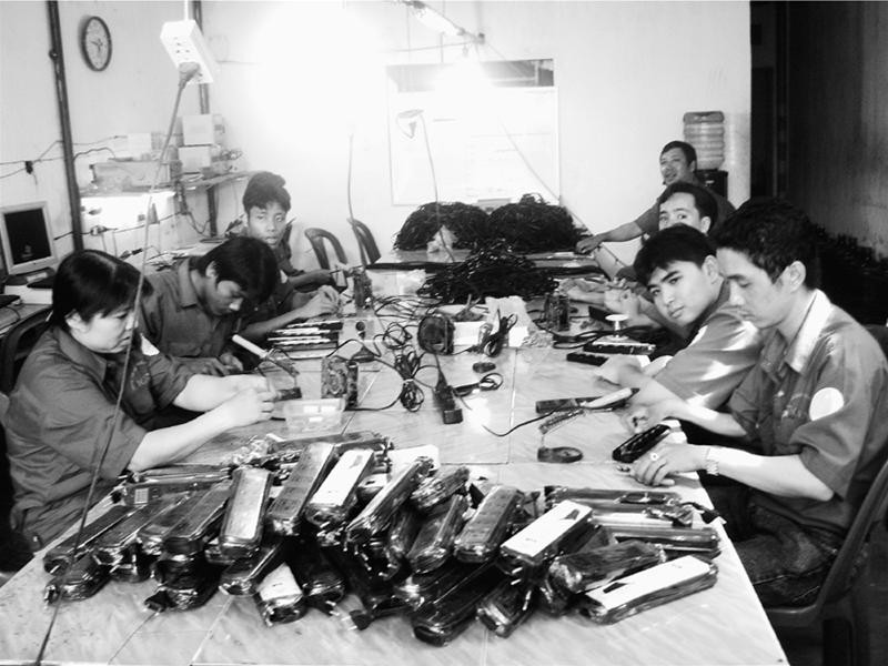 Một góc xưởng công nhân khuyết tật làm ổ cắm điện